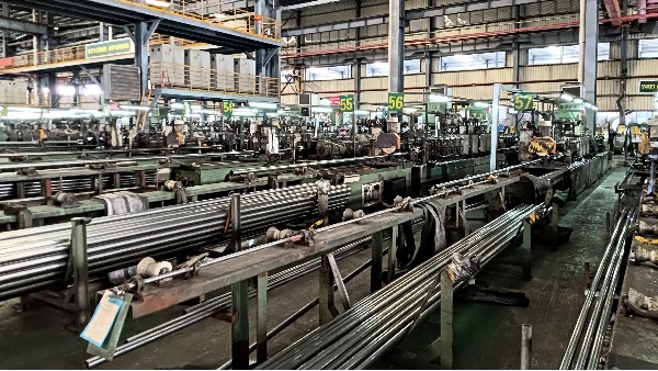 不銹鋼管自動化產線中傳輸帶與上料桿的“精準”與“耐磨”